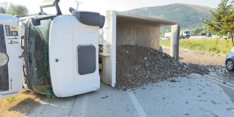 Mallakastër: Kamioni overturnohet në rrugë, bllokon qarkullimin e automjeteve.