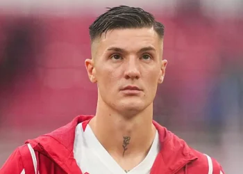 Man. United po planifikon ofertë rekord për Benjamin Sesko, Newcastle gjithashtu në garë.