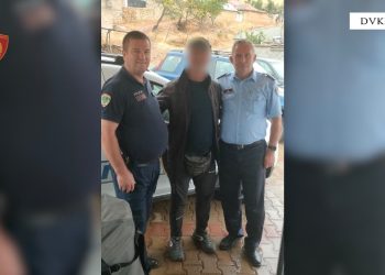 Maqedonasit me parashutë u ngritën në ajër në Shën Nuam, por era e fuqishme i solli në Tushemisht! Policia shqiptare ofron ndihmë.