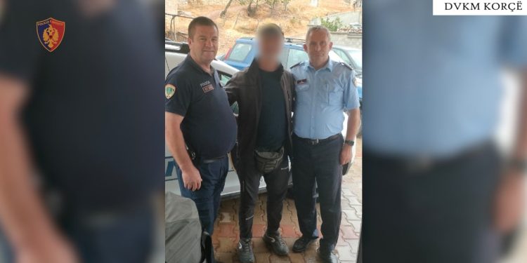 Maqedonasit me parashutë u ngritën në ajër në Shën Nuam, por era e fuqishme i solli në Tushemisht! Policia shqiptare ofron ndihmë.