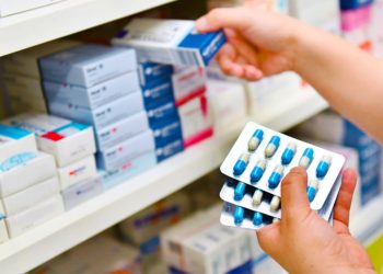 Mashtrimet online me ilaçet, përdorin fotografinë e mjekëve të njohur për të bindur të moshuarit për “mrekullira”