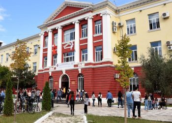 Maturantët shprehin preferencën për “shtetin”, 60% e tyre kanë vendosur të aplikojnë në Universitetin e Tiranës.