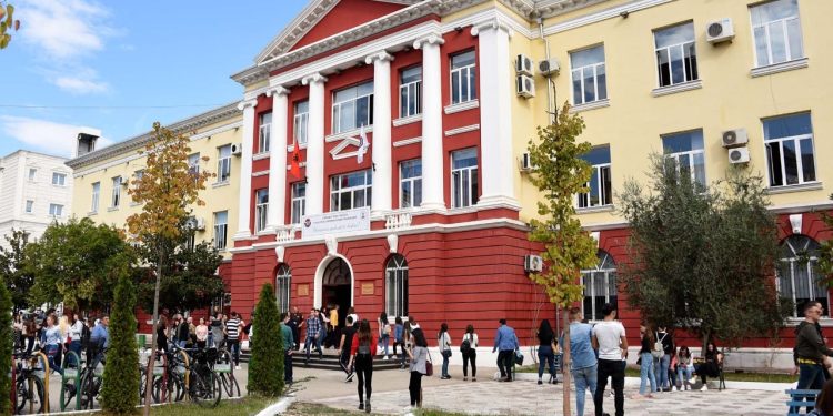 Maturantët shprehin preferencën për “shtetin”, 60% e tyre kanë vendosur të aplikojnë në Universitetin e Tiranës.