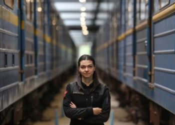 Me burrat në front, gratë ukrainase udhëheqin sistemin e metrosë