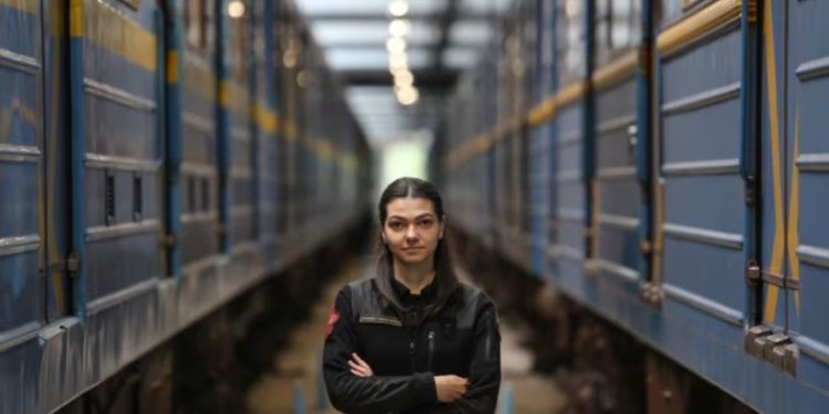 Me burrat në front, gratë ukrainase udhëheqin sistemin e metrosë