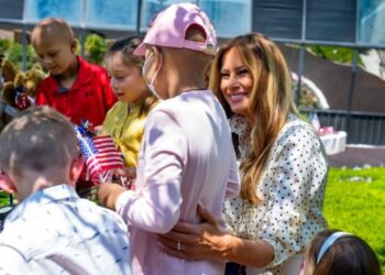 Me ndikim, por jo publikisht, Melania Trump po zgjat momentet e saj diplomatike këtë mandat.