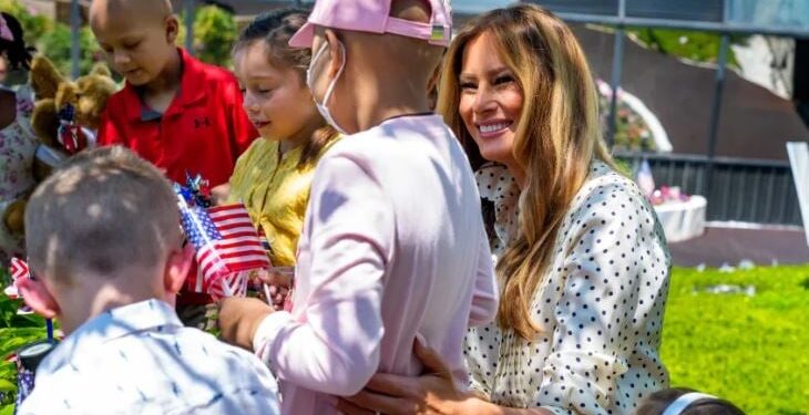 Me ndikim, por jo publikisht, Melania Trump po zgjat momentet e saj diplomatike këtë mandat.