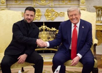Mesazhi i një ushtari të plagosur, një shkop golfi dhe një çelës simbolik: Zelensky dhe Trump shkëmbejnë dhurata.
