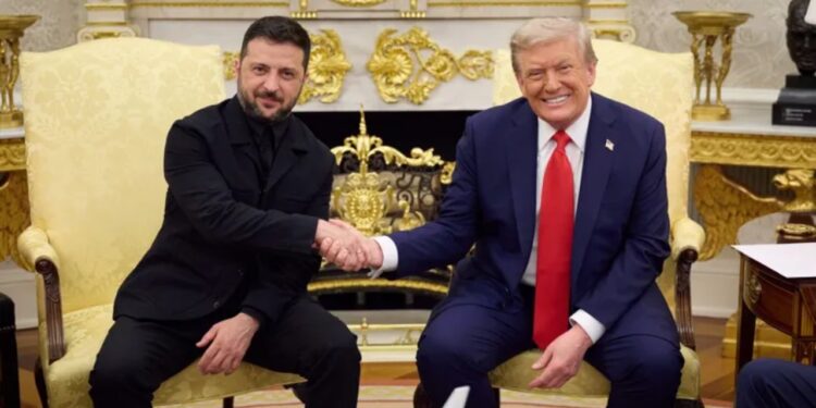Mesazhi i një ushtari të plagosur, një shkop golfi dhe një çelës simbolik: Zelensky dhe Trump shkëmbejnë dhurata.