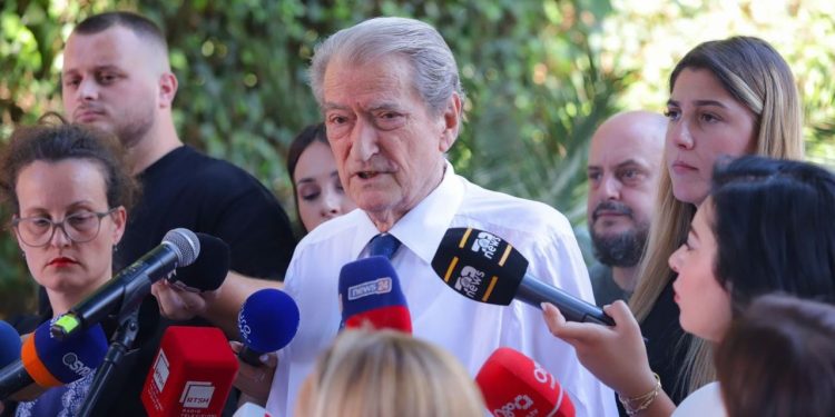 “Metës i janë ndaluar 10 ditë komunikimi për një intervistë”, Berisha mbështet sërish Veliajn: Ai është trajtuar në mënyrë të papranueshme.