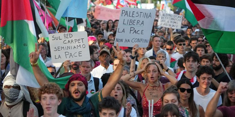 Mijëra protestues shprehin opozitën ndaj luftës në Gaza gjatë Festivalit të 82-të të Filmit në Venecia.