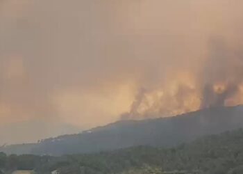 Ministria e Mbrojtjes lanson thirrje urgjente: Banorët e Skënderbegasit të largohen menjëherë! Ekipet e emergjencës po evakuojnë fshatrat Spanesh dhe Kazie.