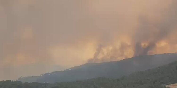 Ministria e Mbrojtjes lanson thirrje urgjente: Banorët e Skënderbegasit të largohen menjëherë! Ekipet e emergjencës po evakuojnë fshatrat Spanesh dhe Kazie.