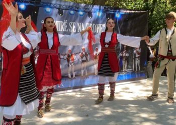 “Mirë se na erdhe” në Zallë Dardhë: Këngë dhe vallekë, festa tradicionale bashkon banorët dhe emigrantët.