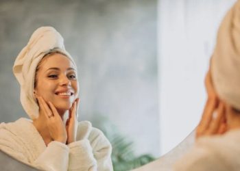 Mjalti: Sekreti natyral për lëkurë të shëndetshme dhe të ndritshme