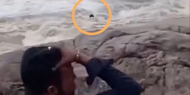 Momente ku uji i një ujëvare "përthith" një Youtuber të ri 22-vjeçar në Indi, video shqetësuese