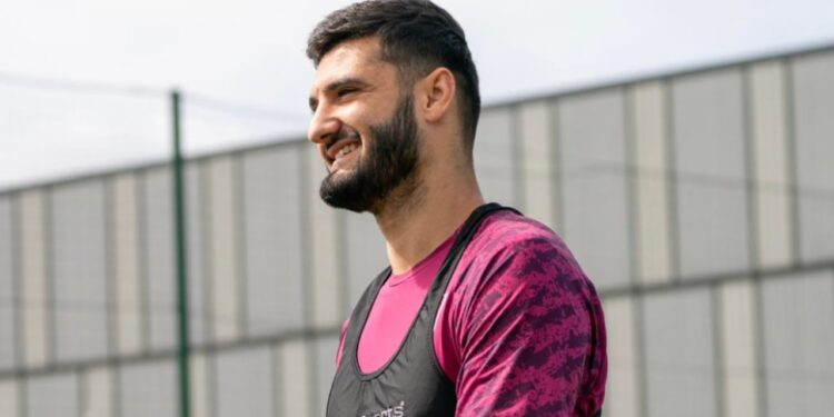 Momenti i Largimit po Afrohet, Trajneri i Burnley-t: Ka Kryer Një Punë të Shkëlqyer, Mund të Thirret këtë Fundjavë