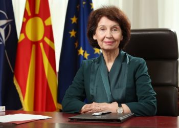 “Mos lejojmë që fusha të bëhet arenë gladiatorësh”, presidentja e Maqedonisë reagon pas thirrjeve antishqiptare: Na nevojitet një alfabet tifozërie