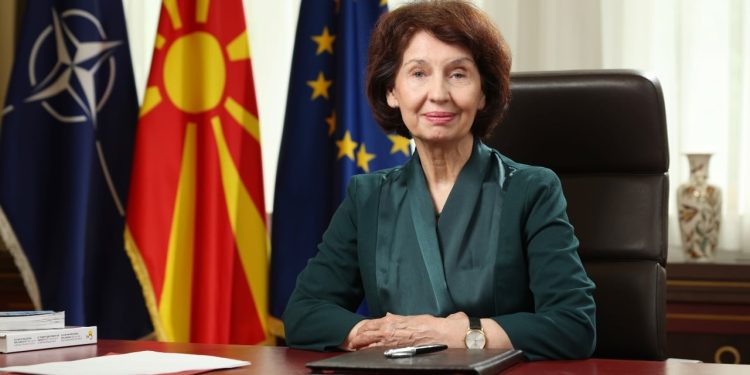 “Mos lejojmë që fusha të bëhet arenë gladiatorësh”, presidentja e Maqedonisë reagon pas thirrjeve antishqiptare: Na nevojitet një alfabet tifozërie
