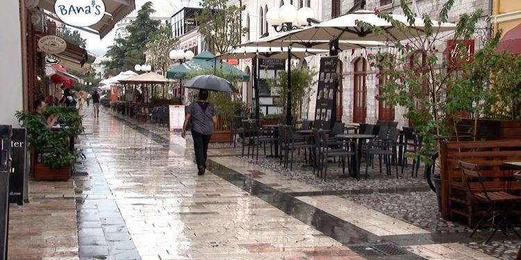 Moti i keq në Shkodër, por stuhia shmang përmbytjet në kryeqytetin verior.