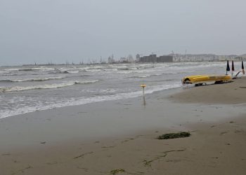 Moti i lig në rajon, stuhia dëmton litarin e tragetit Durrës-Bari.