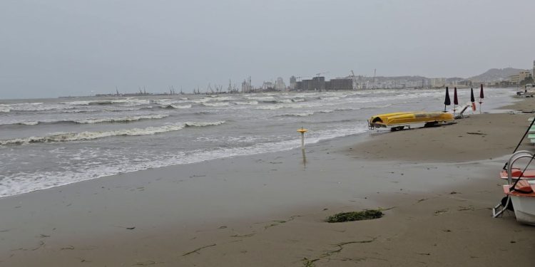 Moti i lig në rajon, stuhia dëmton litarin e tragetit Durrës-Bari.