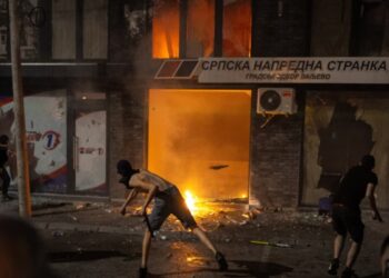 Nastavljaju se sukobi između antivladinih demonstranata i policije u tri srpska grada.