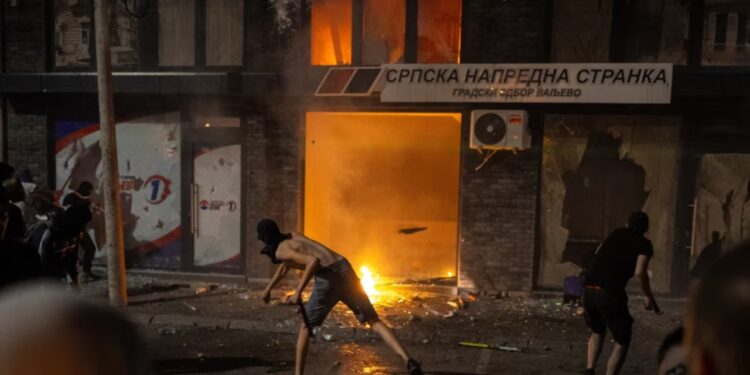 Nastavljaju se sukobi između antivladinih demonstranata i policije u tri srpska grada.