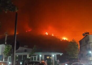 Natë e frikshme në Delvinë! Zjarri i fikur afër qytetit, katër persona kërkojnë ndihmë mjekësore.