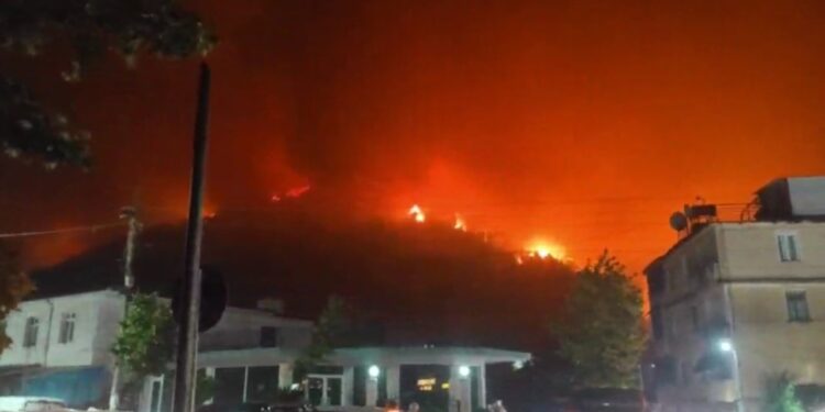 Natë e frikshme në Delvinë! Zjarri i fikur afër qytetit, katër persona kërkojnë ndihmë mjekësore.
