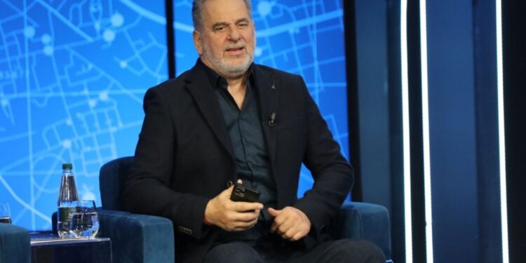 Ndahet nga jeta Artur Zheji, gazetari Juxhin Mustafaraj: Ishte “zjarrfikësi” i debatet, duke sjellë argumente të forta e jo tension.