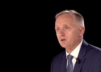 Nderon Mjedën, por injoron detyrat e tij si deputet