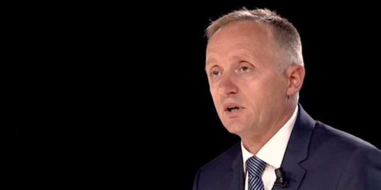 Nderon Mjedën, por injoron detyrat e tij si deputet