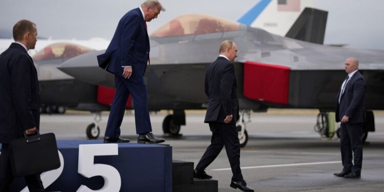Ndërsa Trump dhe Putin zhvilluan bisedime, ukrainasit morën paralajmërime për rrezikun e sulmeve ajrore.