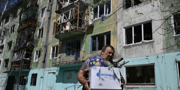 Ndërsa diplomacia është në qendër të vëmendjes, ukrainenët përballen përditë me sfidat e luftës ndaj Rusisë.