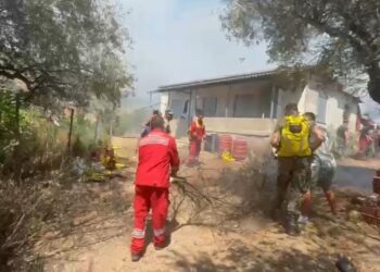 Ndodhi në transmetim live! Vajzat që jetojnë jashtë i kërkojnë babait të largohet, flakët rrezikojnë shtëpinë, por familjarët nuk pranojnë të ikin.