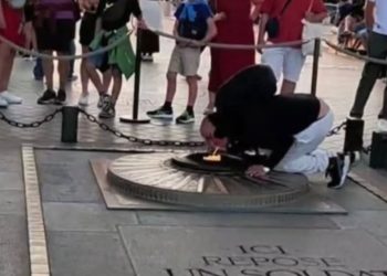 Në Varrin e Ushtarit të Panjohur në Paris, një 47-vjeçar maroken heq lejen e qëndrimit pas ndriçimit të një cigareje.