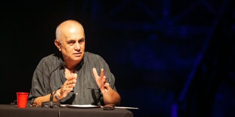 "Ne krijojmë skulptura për Koçi të Teto Sofkës," thotë profesor Artan Fuga për taksën mbi shtëpitë e dyta: Të paguash pa të drejta qytetare është si të jesh në një gjendje skllavi.