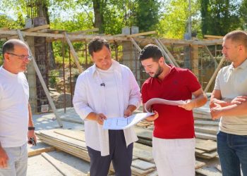 Nënkryetari i Bashkisë Tiranë, Sulaj, shqyrton punimet për ndërtimin e shkollës së re "Mersin Duqi" në Bërzhitë: E gatshme për të pritur më shumë se 180 nxënës.