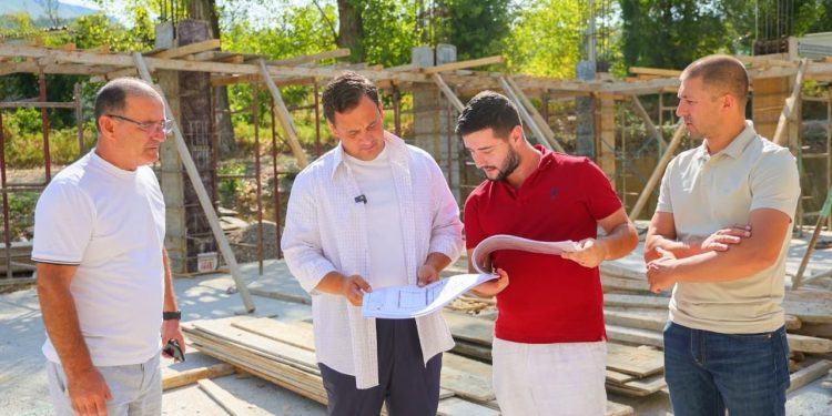 Nënkryetari i Bashkisë Tiranë, Sulaj, shqyrton punimet për ndërtimin e shkollës së re "Mersin Duqi" në Bërzhitë: E gatshme për të pritur më shumë se 180 nxënës.