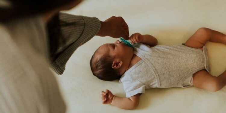 Nga djepi te ushqimi: 5 këshilla për kujdesin e foshnjave që kanë evoluar me kohën.