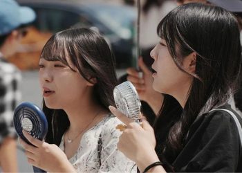 Nga valët e nxehtit te përmbytjet: Mot ekstrem godet Azinë