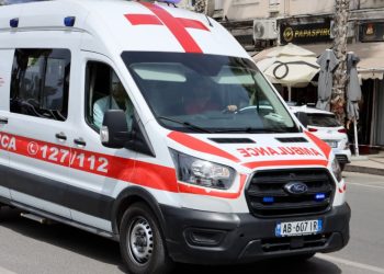 Ngjarje Tragjike në Durrës: Aksident Fatal në Fshatin Hamallaj
Rreth orës 09:50, një ngjarje e rëndë ndodhi në fshatin Hamallaj, ku M. I., 57 vjeç, goditi me automjetin e tij këmbësorin Gj. B., 70 vjeç. Si rezultat i plagëve të marra, ky i fundit humbi jetën në spital. Autori i aksidentit është marrë në pyetje nga policia për hetime të mëtejshme.