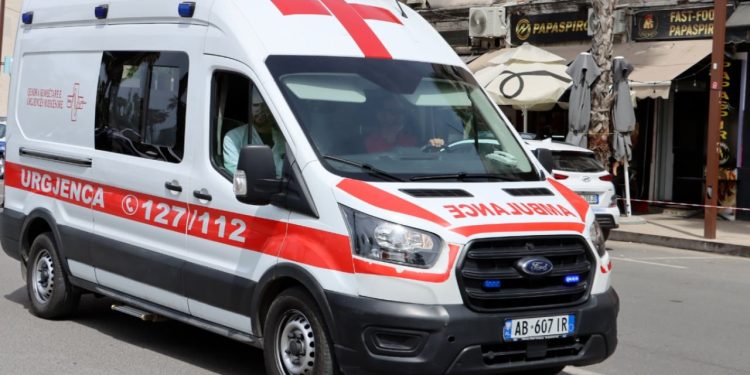 Ngjarje Tragjike në Durrës: Aksident Fatal në Fshatin Hamallaj
Rreth orës 09:50, një ngjarje e rëndë ndodhi në fshatin Hamallaj, ku M. I., 57 vjeç, goditi me automjetin e tij këmbësorin Gj. B., 70 vjeç. Si rezultat i plagëve të marra, ky i fundit humbi jetën në spital. Autori i aksidentit është marrë në pyetje nga policia për hetime të mëtejshme.