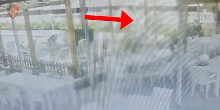 Ngjarje e rëndë në Borsh: 26-vjeçari kërcënon me armë punonjëset e hotelit, nënë e bijë