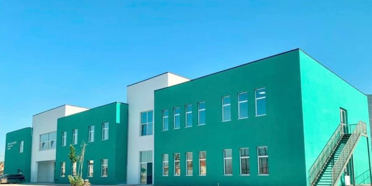 Një ditë para fillimit të vitit të ri shkollor, 16-vjeçari shkatërron xhamat dhe kamerat e shkollës në Kurbin.