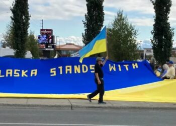 Një 'frymë' larg takimit në Alaskë, disa njerëz protestojnë duke valëvitur flamujt e Ukrainës.