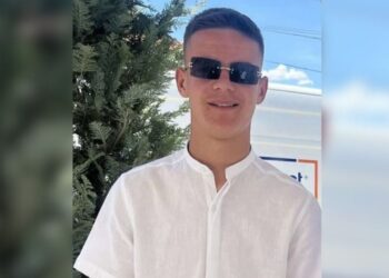 Një lamtumirë për Eraldin, djalin tonë të shndrishëm: Shkolla në Maliq nderon humbjen e 14-vjeçarit, që ishte plot ëndrra dhe mirësjellje.