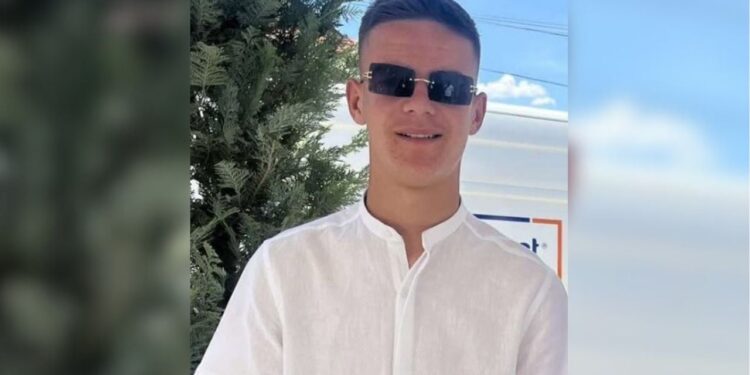 Një lamtumirë për Eraldin, djalin tonë të shndrishëm: Shkolla në Maliq nderon humbjen e 14-vjeçarit, që ishte plot ëndrra dhe mirësjellje.