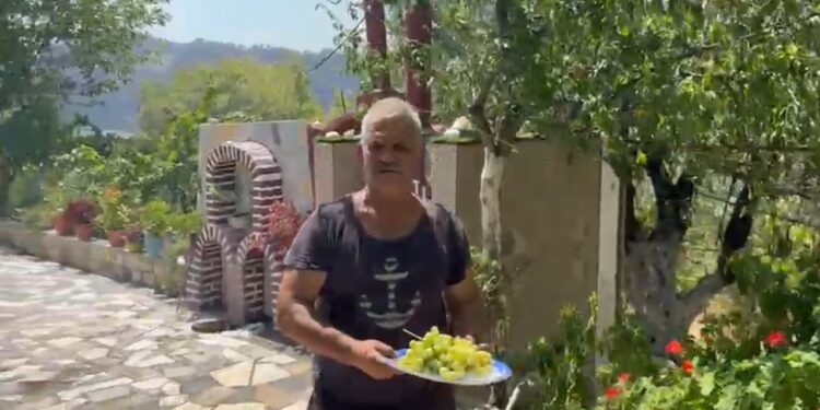 Një moment i veçantë mes zjarrit! Mikpritja e delvinjotit në situatat më të vështira.